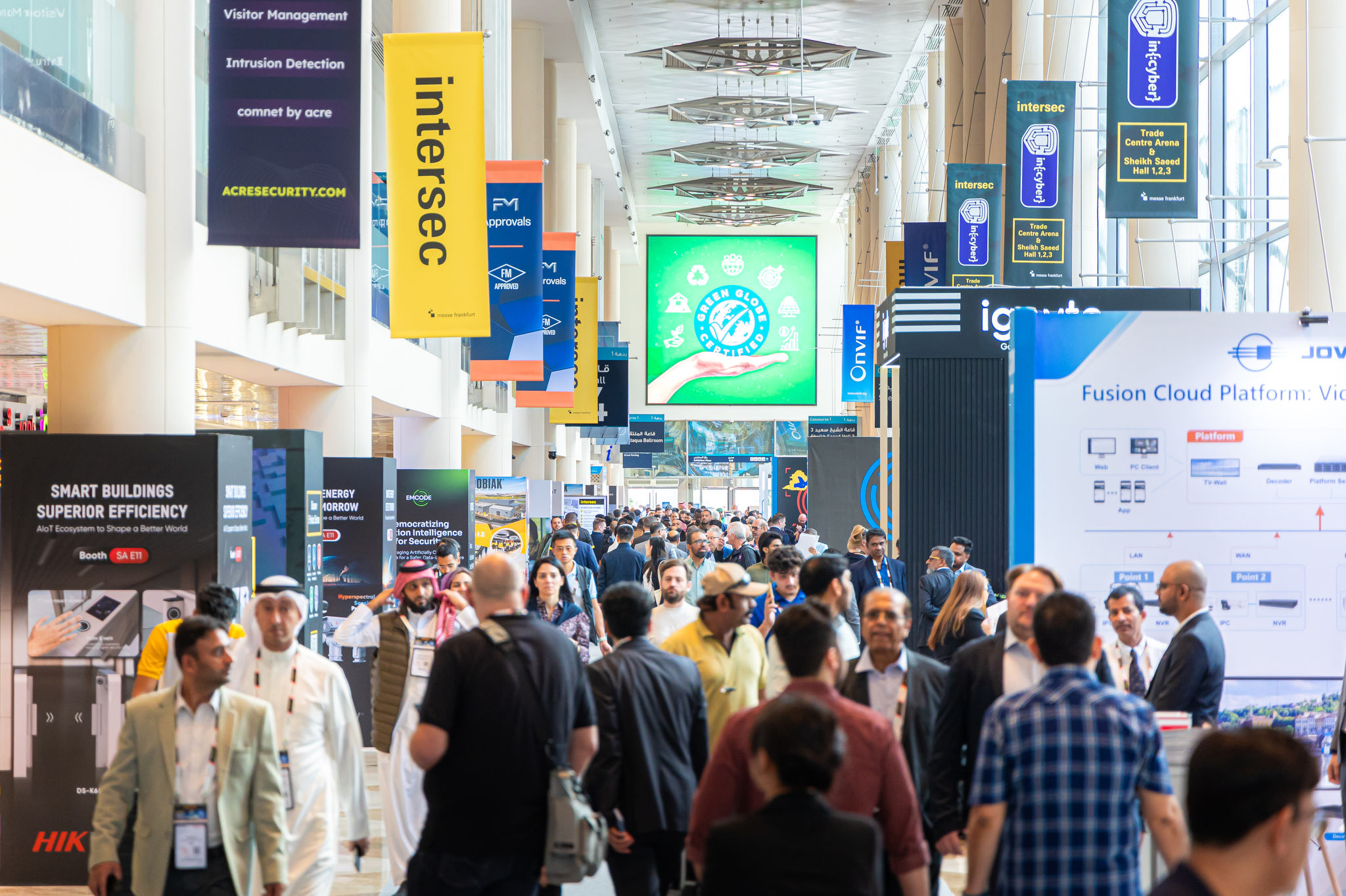 Intersec - Exhibitor and visitor interacting